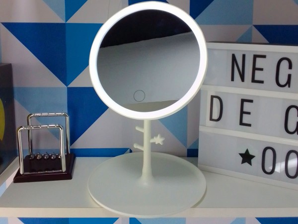 Encontraproduto.com.br - Espelho de Mesa de Plástico 18cm C/ Bandeja e Luz LED UniHome