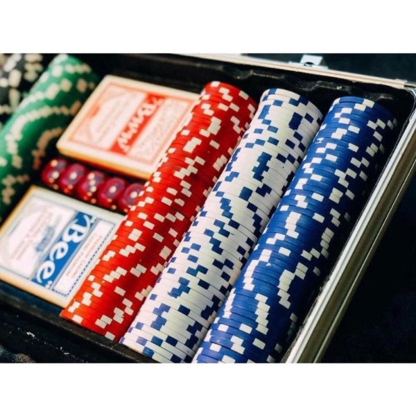 Encontraproduto.com.br - Jogo De Poker Maleta Com 300 Fichas + 2 Baralhos + 5 Dados