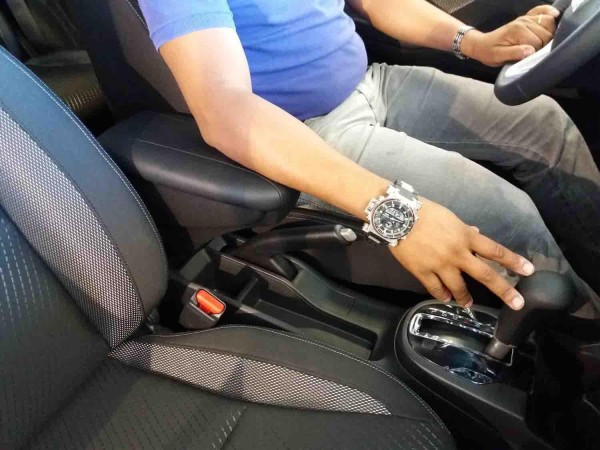 Encontraproduto.com.br - Apoio De Braço Suzuki Vitara Em Tecido Com Costura Azul