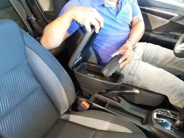 Encontraproduto.com.br - Apoio De Braço Suzuki Vitara Em Tecido Com Costura Azul