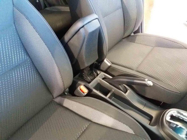 Encontraproduto.com.br - Apoio De Braço Suzuki Vitara Em Tecido Com Costura Azul