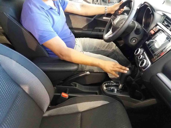 Encontraproduto.com.br - Apoio De Braço Suzuki Vitara Em Tecido Com Costura Azul