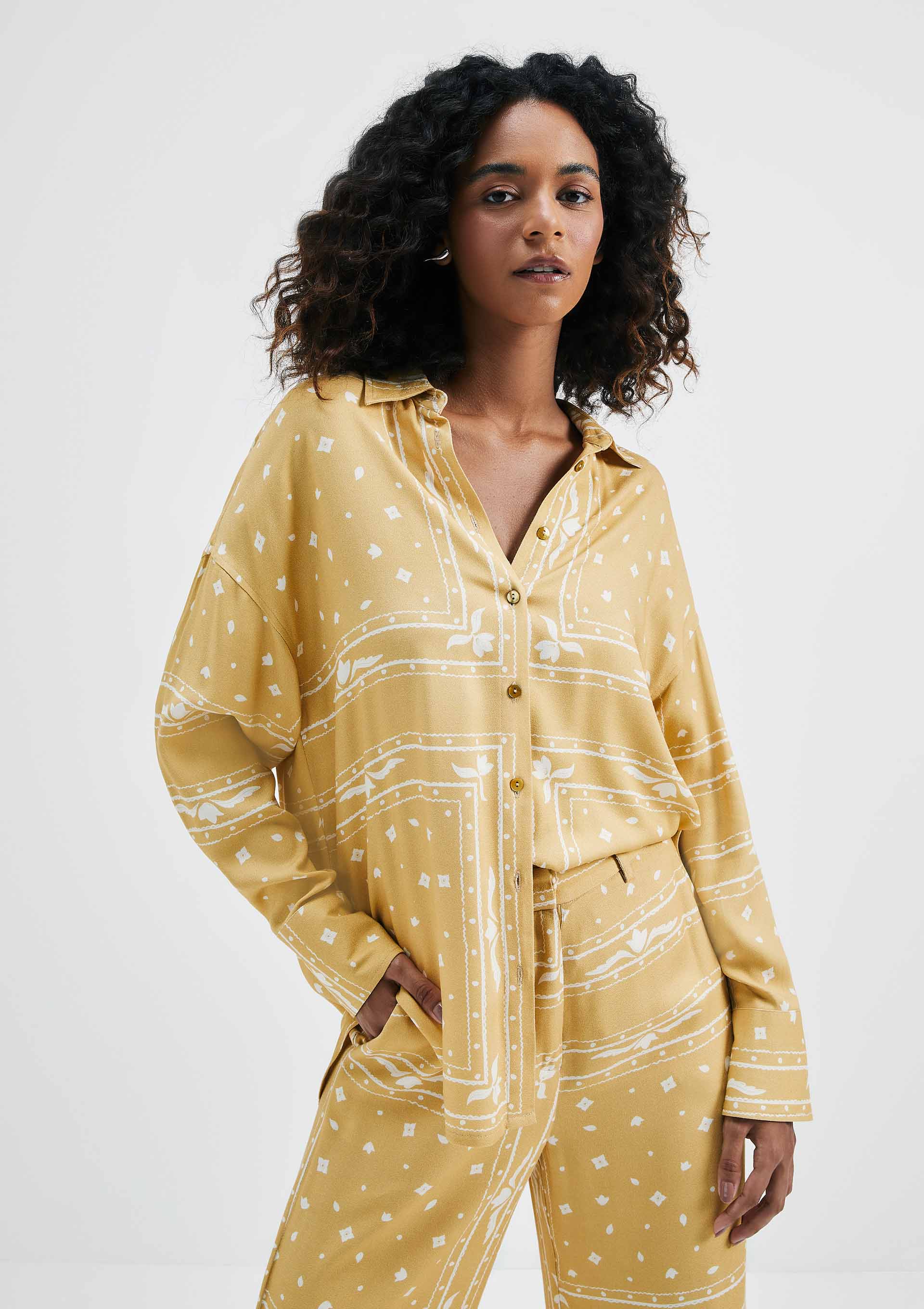 Camisa Feminina Manga Longa Estampada Em Crepe - Amarelo