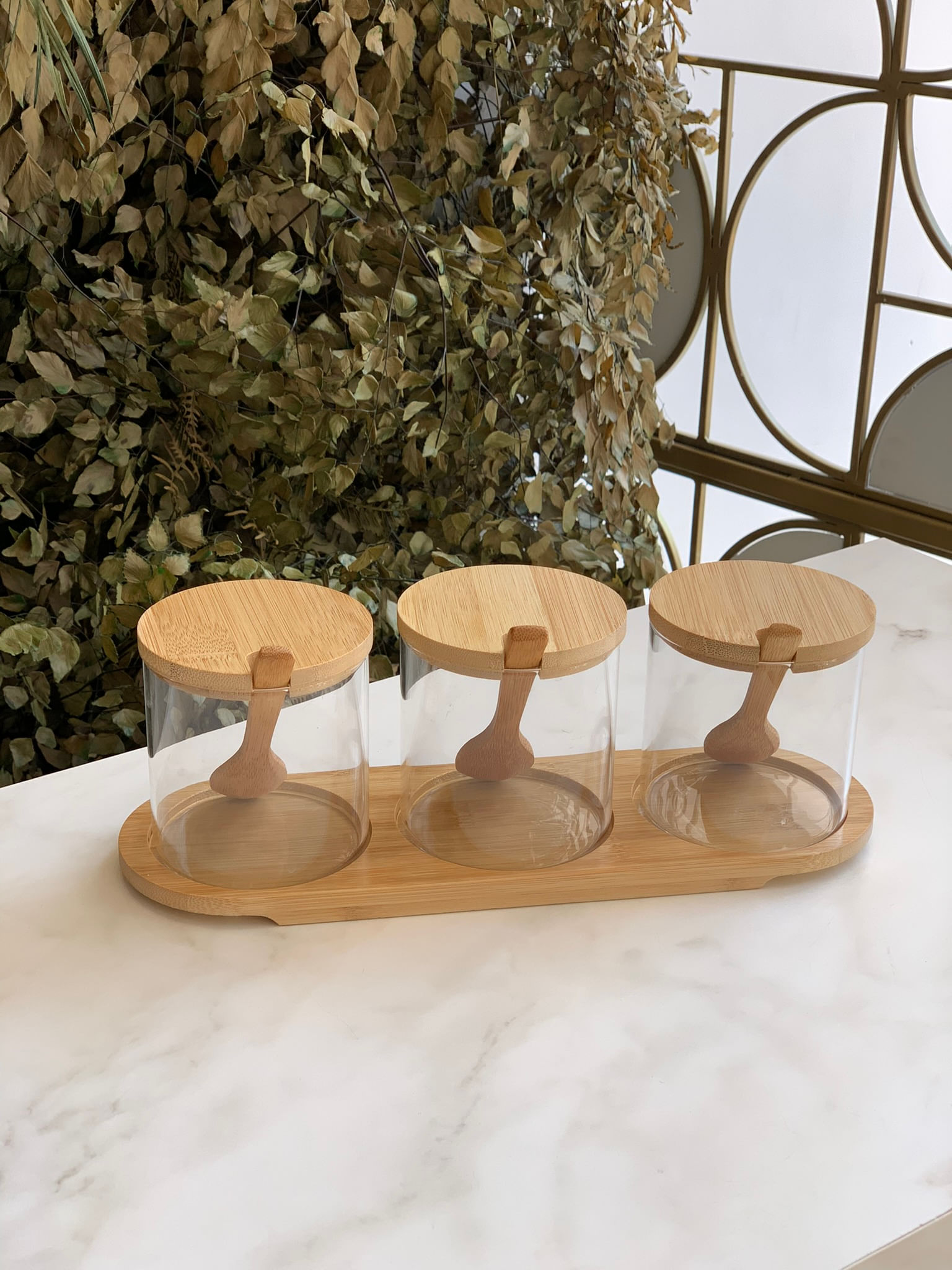 Encontraproduto.com.br - Jogo de 3 Potes Borossilicato com Colher Tampa e Suporte em Bambu