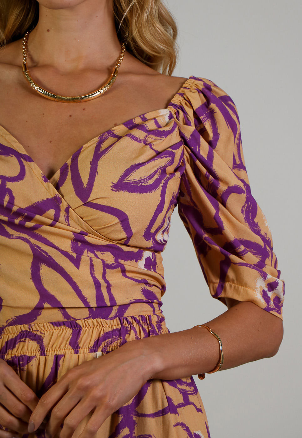 Encontraproduto.com.br - Blusa Cropped com Decote V em Viscose Floral Laranja com Roxo