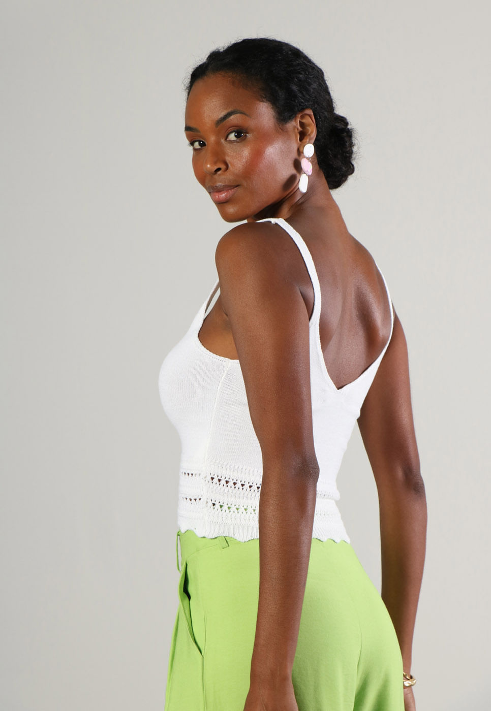 Encontraproduto.com.br - Regata Cropped em Tricot com Vazados Off White