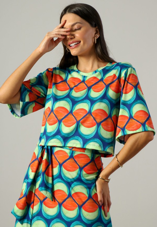 Blusa Cropped em Malha Estampa Psicodélico Laranja