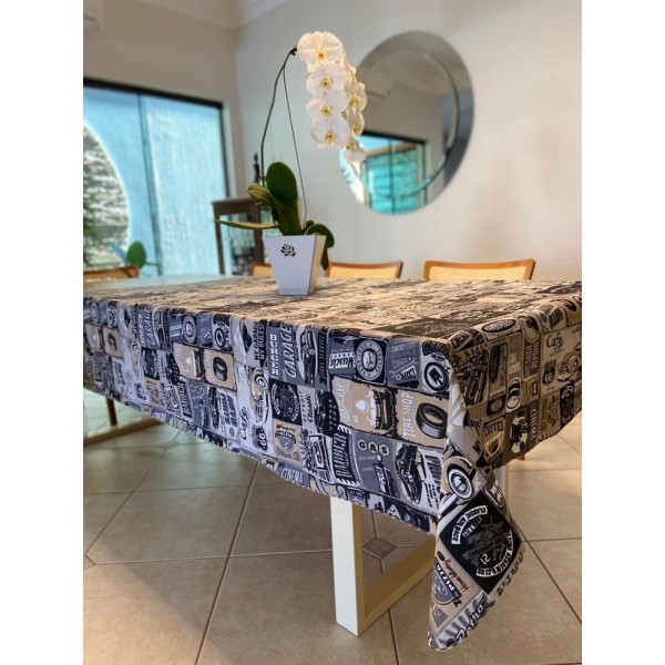 Encontraproduto.com.br - Toalha de Mesa Verona 1,40x1,40m Cinza c/ Carro Escrita Luxo