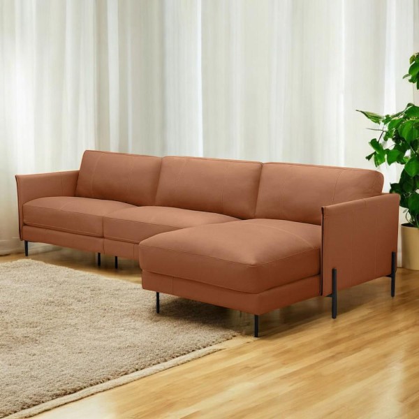 Encontraproduto.com.br - Sofá Decorativo Karine 5 Lugares Sala De Estar 330cm Com Chaise Pés Em Aço Couro Conhaque