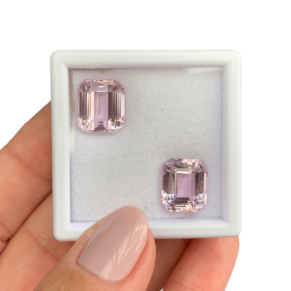 Encontraproduto.com.br - Kunzita Rosa EmeraldCut Baguete Par 16,89ct