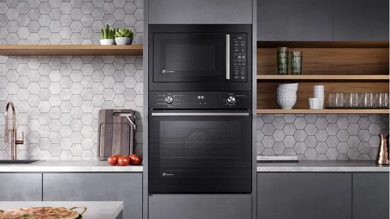 Encontraproduto.com.br - Micro-ondas de Embutir Electrolux 34L Preto Experience com Descongelamento Assistido (ME3BP)