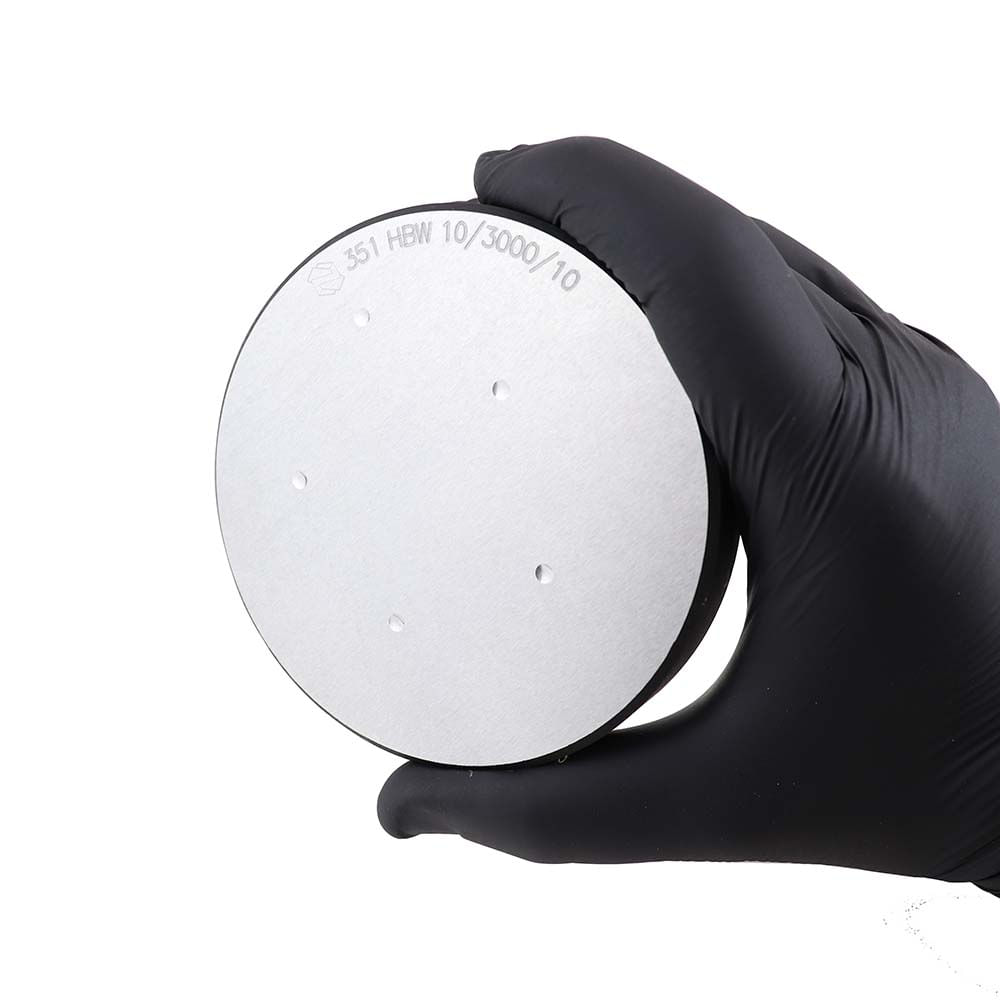 Encontraproduto.com.br - Bloco padrão de dureza Brinell HB 400 ±50 HB esfera 10 mm carga 3000 Kgf Novotest.br SC400HBW-3000