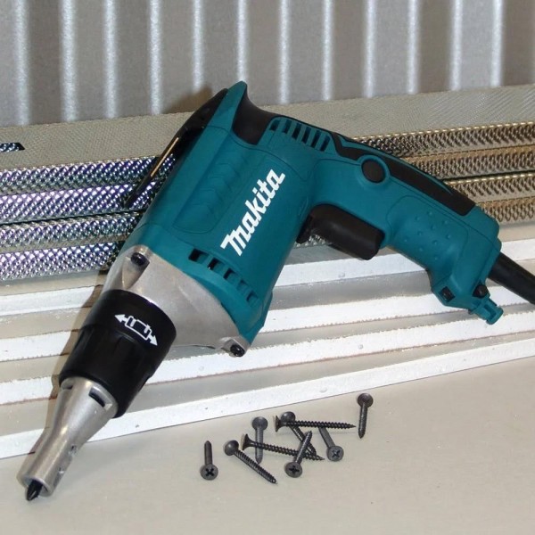 Encontraproduto.com.br - Parafusadeira Para Drywall Gesso 570W Torque 18N.m Com Porta Bit 2 Bits Phillips FS2200 220V Makita