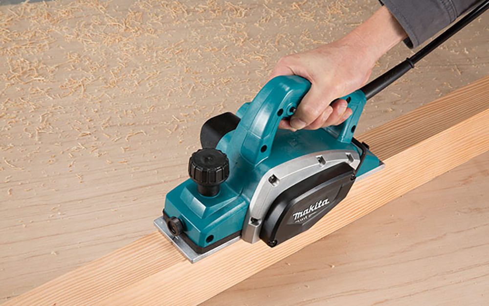 Encontraproduto.com.br - Plaina Elétrica Profissional 58 MM 127V 580W Makita