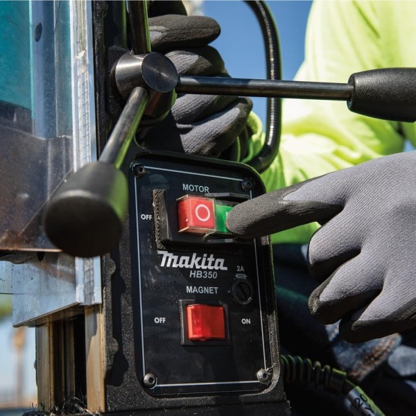 Encontraproduto.com.br - Furadeira Com Base Eletromagnética 1050W Com Chave Cinto Copo Fluído Maleta HB350 220V Makita