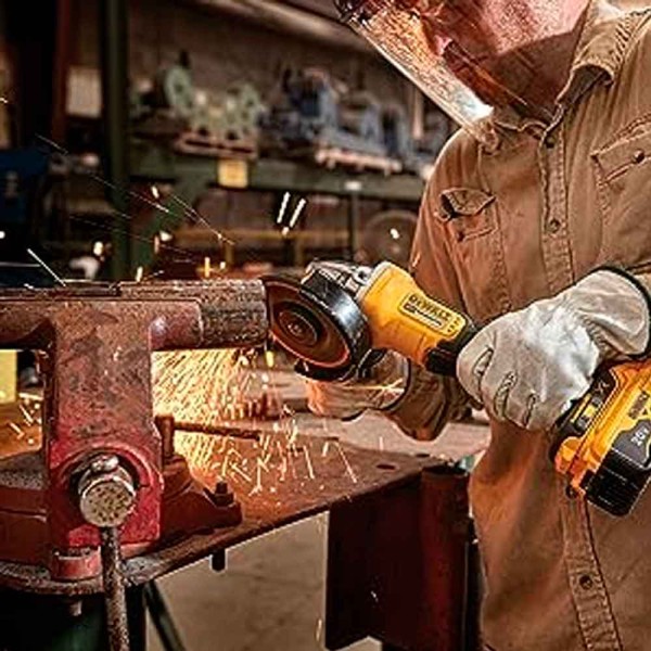 Encontraproduto.com.br - Esmerilhadeira Angular de 4-1/2’ 20V Dewalt DCG413P2-BR com 2 Baterias e Carregador