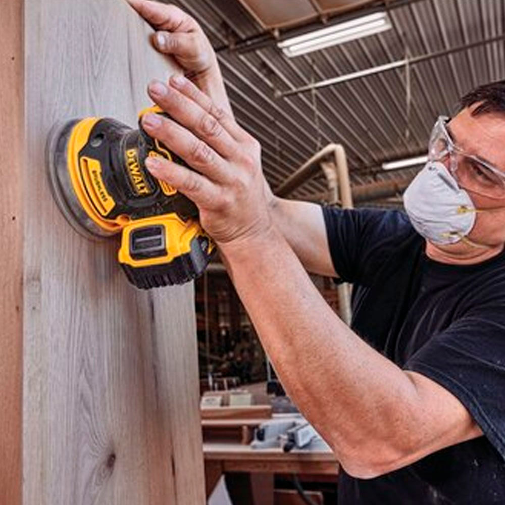 Encontraproduto.com.br - Lixadeira Roto Orbital 5” Dewalt 20V Max DCW210B (sem Bateria e sem Carregador)