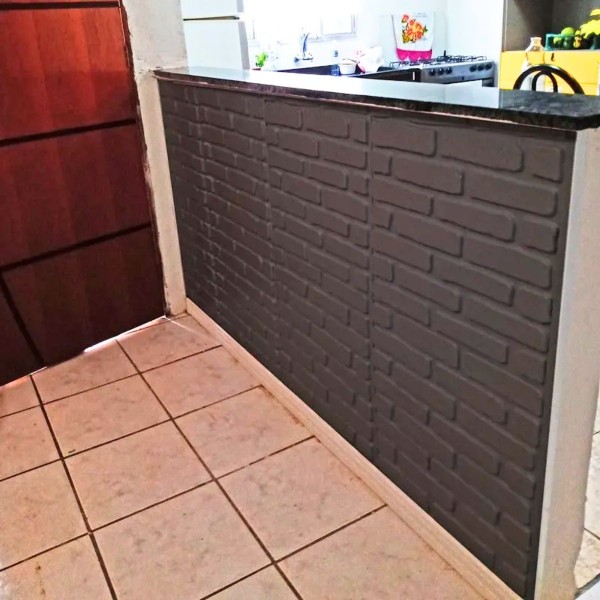 Encontraproduto.com.br - Placa 3d Autoadesiva de Poliestireno 50x50 para Parede e Teto Classic Tijolo Rústico Preta