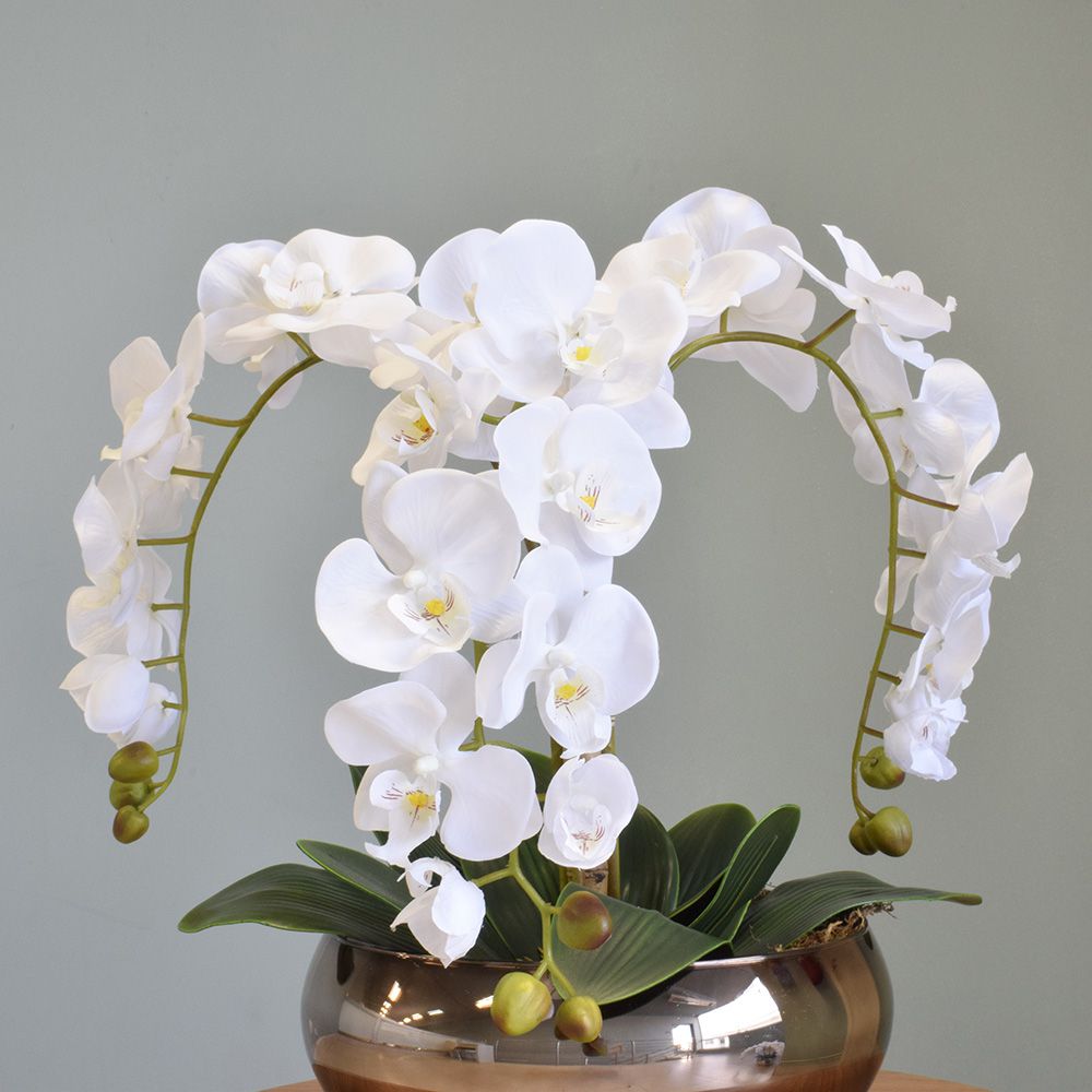 Encontraproduto.com.br - Arranjo com Três Hastes de Orquídeas Brancas no Vaso Bronze