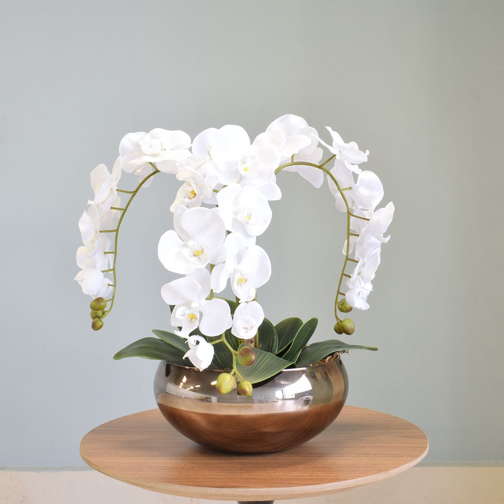 Encontraproduto.com.br - Arranjo com Três Hastes de Orquídeas Brancas no Vaso Bronze