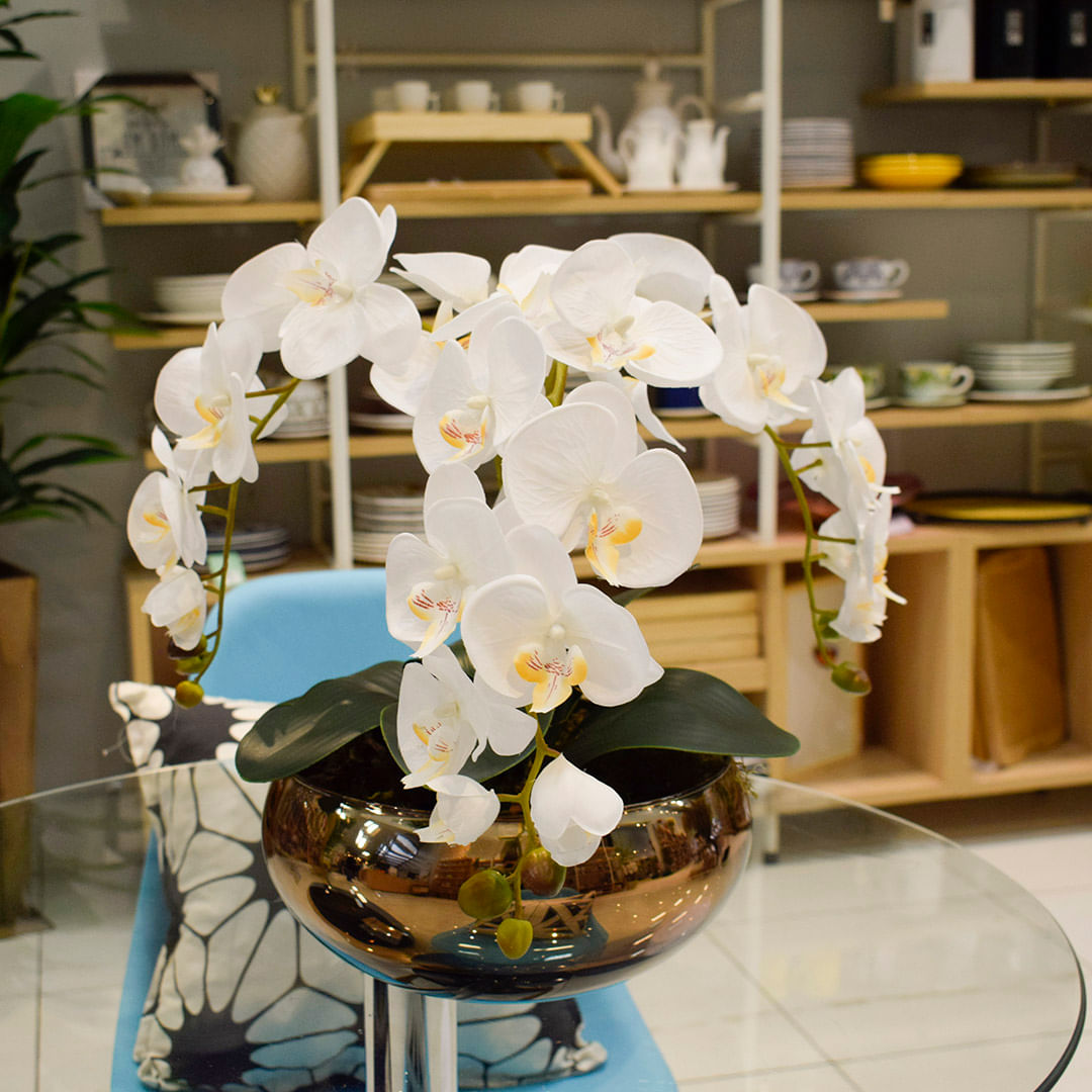 Encontraproduto.com.br - Arranjo com Três Hastes de Orquídeas Brancas no Vaso Bronze