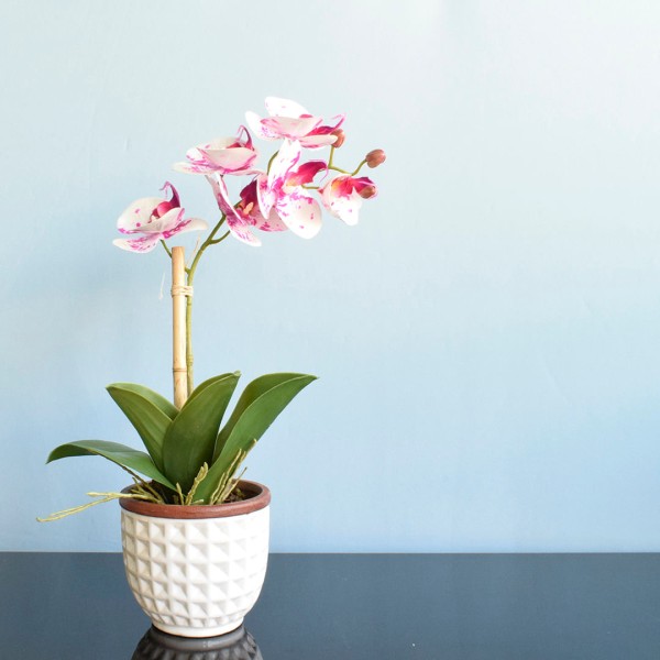 Encontraproduto.com.br - Arranjo Orquídea Artificial Tigre no Vaso Branco | Formosinha