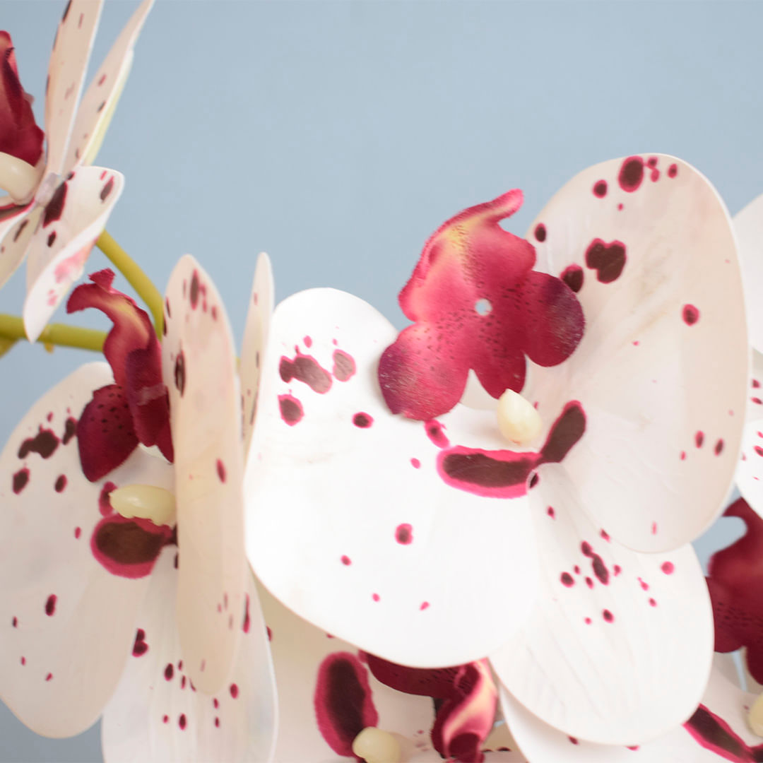 Encontraproduto.com.br - Arranjo com 2 Orquídeas Artificiais Tigre no Vaso Prateado  |formosinha