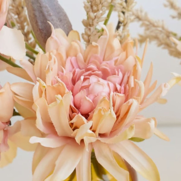 Encontraproduto.com.br - Kit com 2 Arranjos de Cristantemo e Peônia Rosa na Garrafa Âmbar