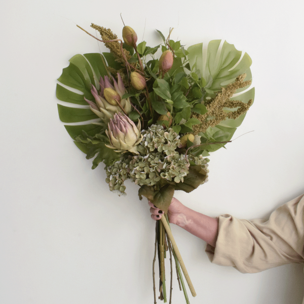 Encontraproduto.com.br - Buquê de Flores Artificiais com Costela de Adão, Protea, Guiambé e Hortências | Beleza Atemporal Formosinha