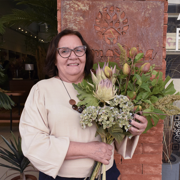 Encontraproduto.com.br - Buquê de Flores Artificiais com Costela de Adão, Protea, Guiambé e Hortências | Beleza Atemporal Formosinha