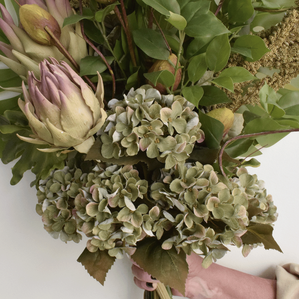 Encontraproduto.com.br - Buquê de Flores Artificiais com Costela de Adão, Protea, Guiambé e Hortências | Beleza Atemporal Formosinha